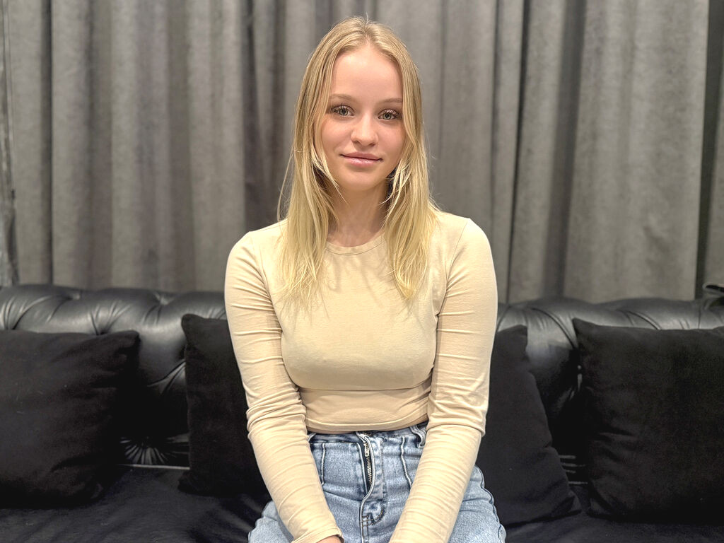 SkyeHarris naked cam model gallery photo