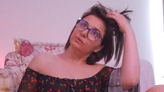 SophieLou 35 female naked cam model profile