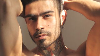 StefanoEverett 29 male nude related cam model profile