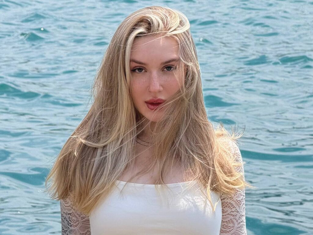 SuzieGlimp naked cam model gallery photo