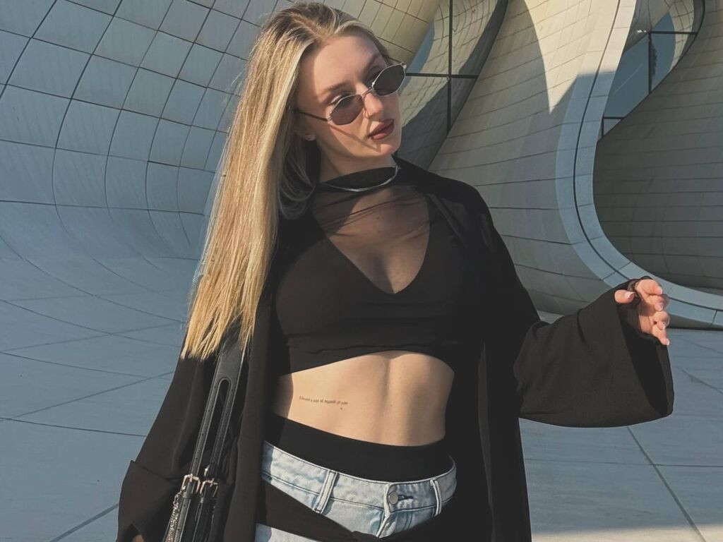 SuzieGlimp nude cam model profile photo