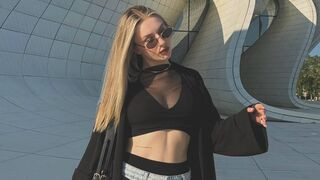 SuzieGlimp 18 female nude cam model profile