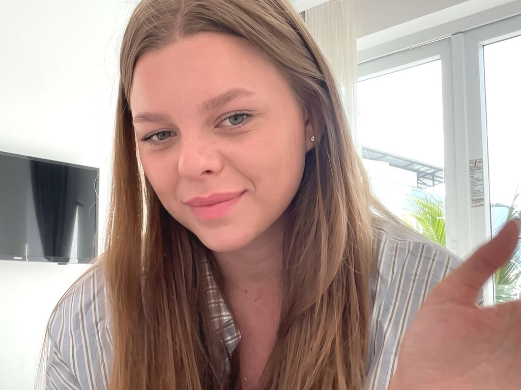 TeneshaQuinerly nude cam model profile photo