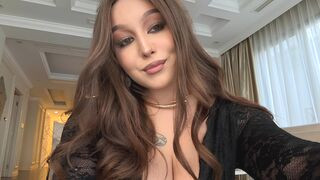 TessaMyes 22 female strip cam model profile