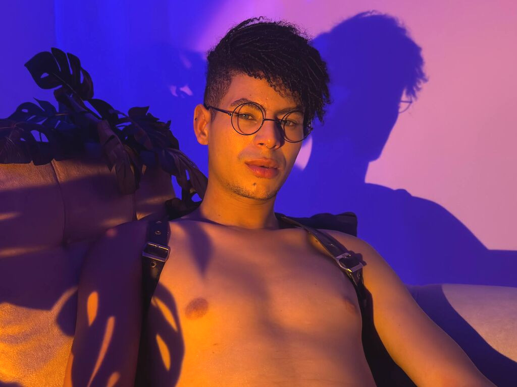 ThiagoSaenns nude cam model profile photo