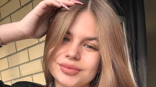 TonitaClark 18 female live cam model profile