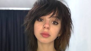 TwiggySmith 18 female live cam model profile
