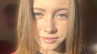 VanessaAnerson 19 female nude cam model profile