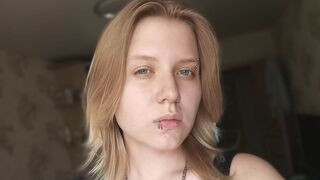 VikiCharm 24 female live cam model profile