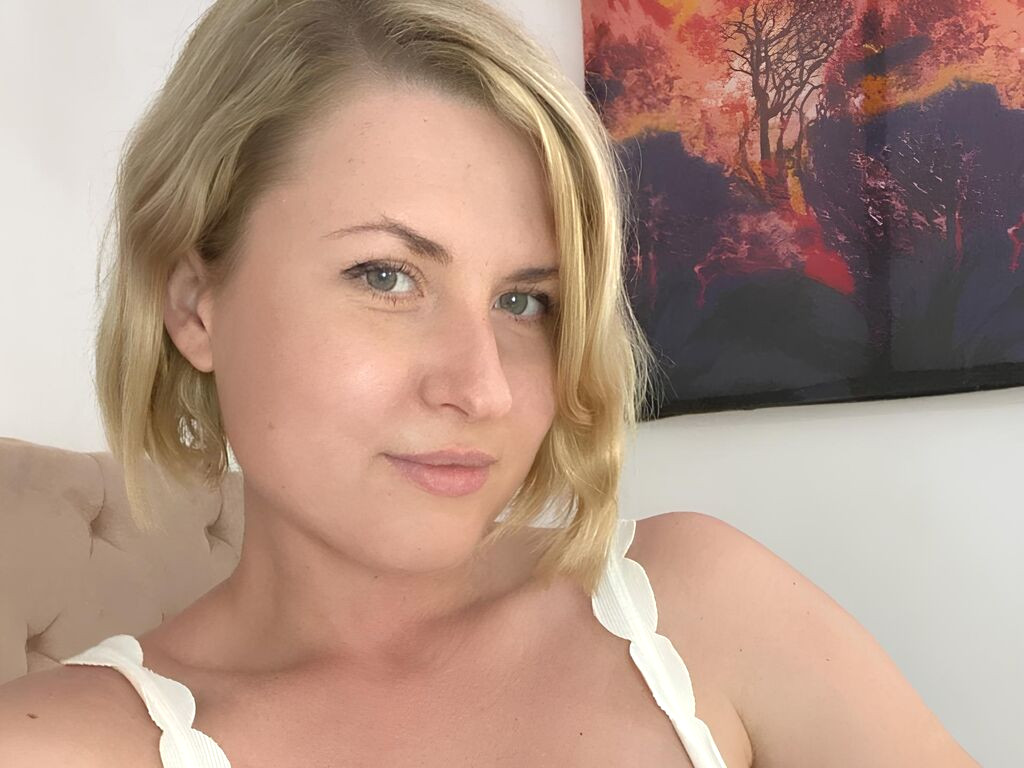 VioletAshi nude cam model profile photo