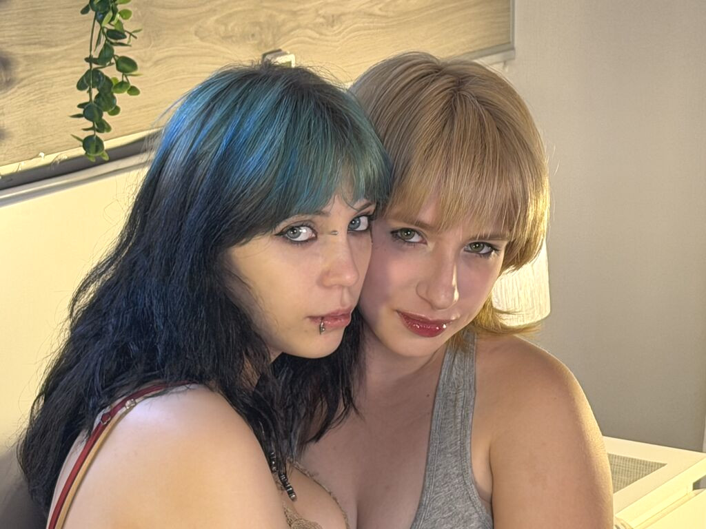 WalterAndMelissa naked cam model gallery photo