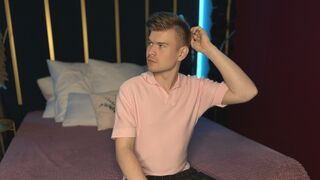 WalterFry 23 male nude cam model profile