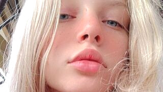 WandaPrice 18 female live cam model profile