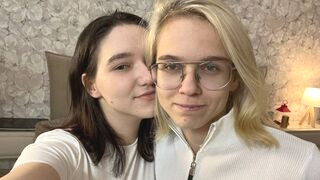 WillieAndCecilla 18 female lesbian nude related cam model profile