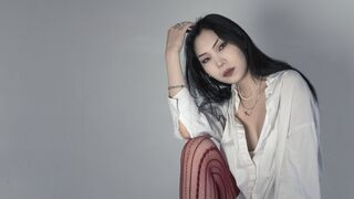 YeseniaCousens 18 female nude cam model profile