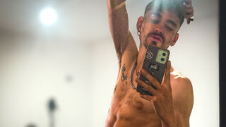 ZaynPresley 28 male naked related cam model profile